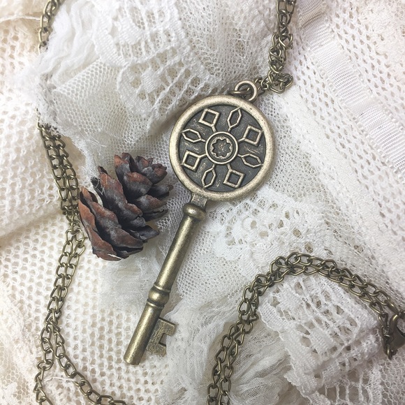 "Look Closely" necklace - Picture 2 of 3